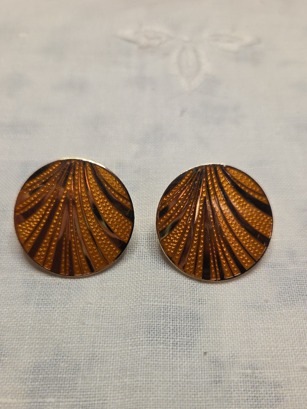 ROCCOCO 1980 Enamel Fan-Textured Round Stud Earrings - Gold-Tone